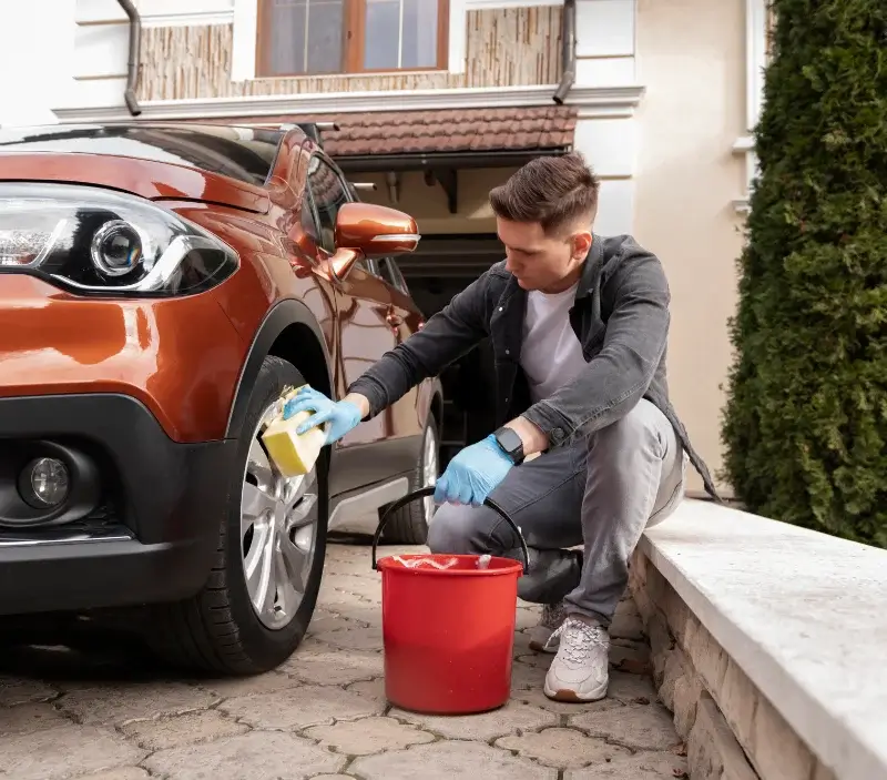 Lavage auto à domicile Saint-Bauzély : professionnel intervenant sur un véhicule